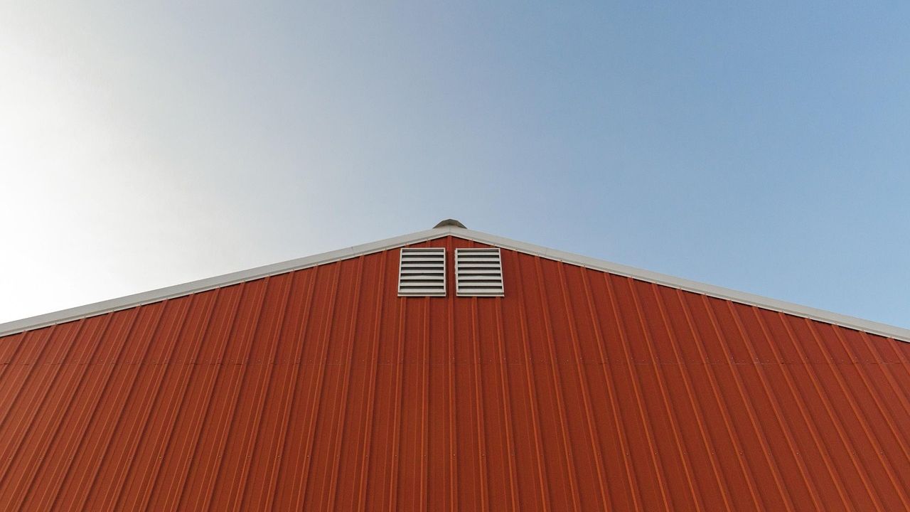 Rotes Wellblechdach eines Stadels