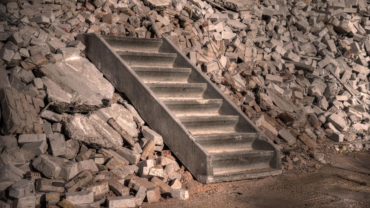 Haufen aus Ziegeln und Betonbruch auf einer Baustelle