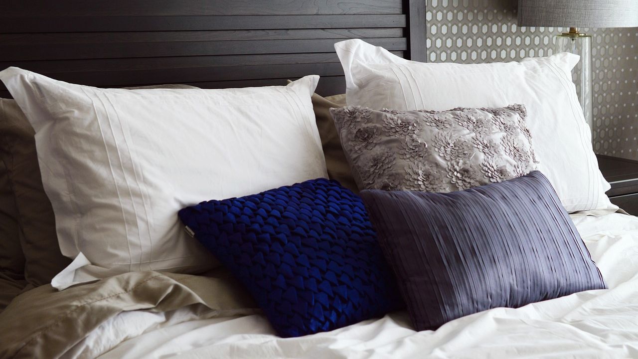 Frisch bezogenes Bett mit Polstern