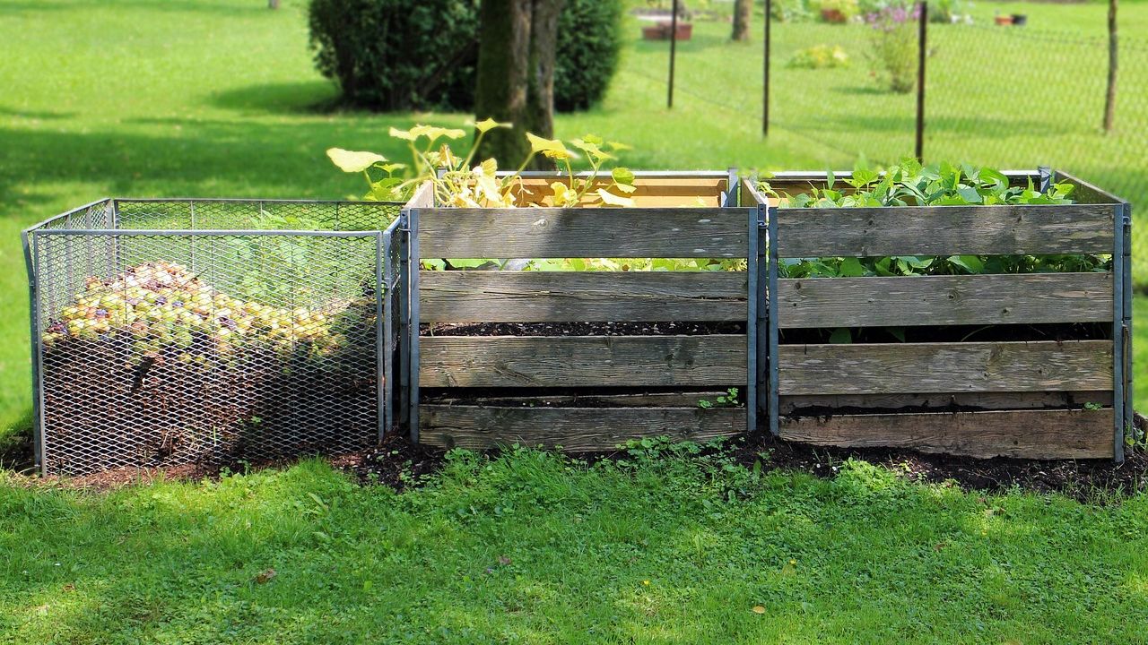 Holzkomposter im Garten
