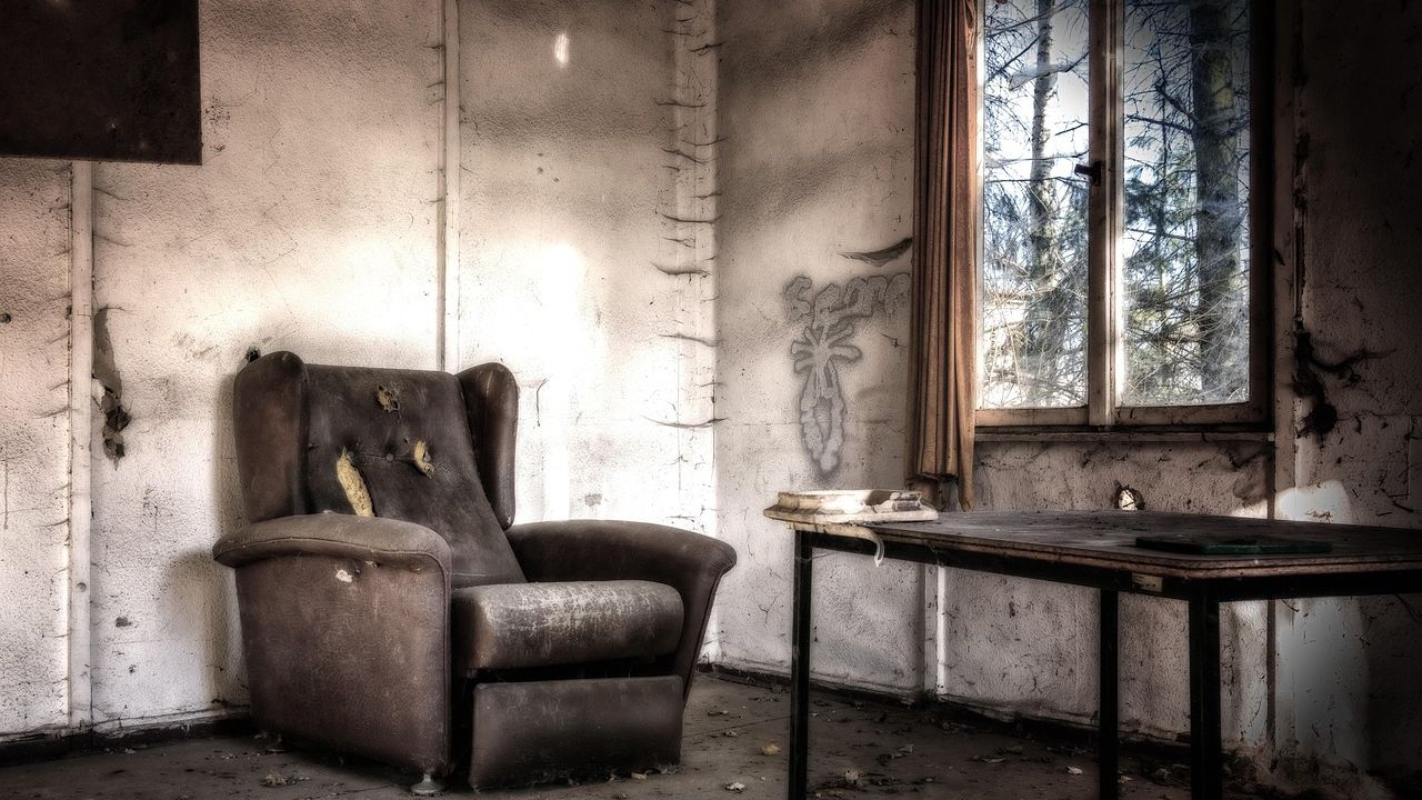 Alter Lehnsessel in einem verlassenen Zimmer