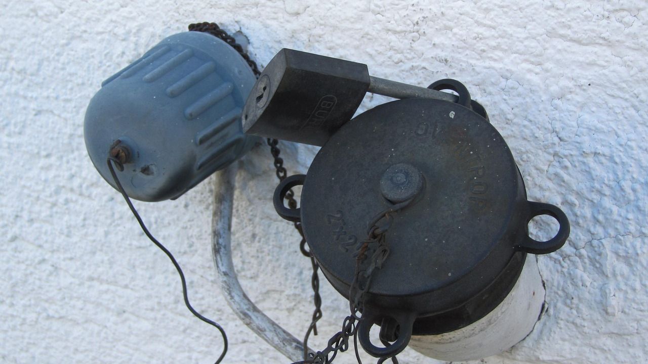 Einfüllstutzen für Heizöl an einer Mauer