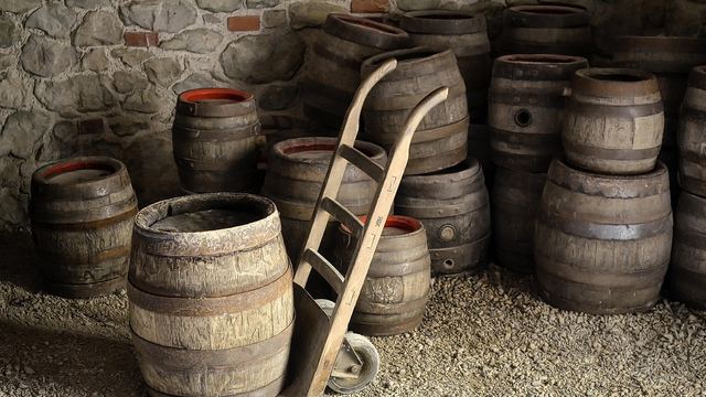 Holzfässer in einem alten Gewölbekeller