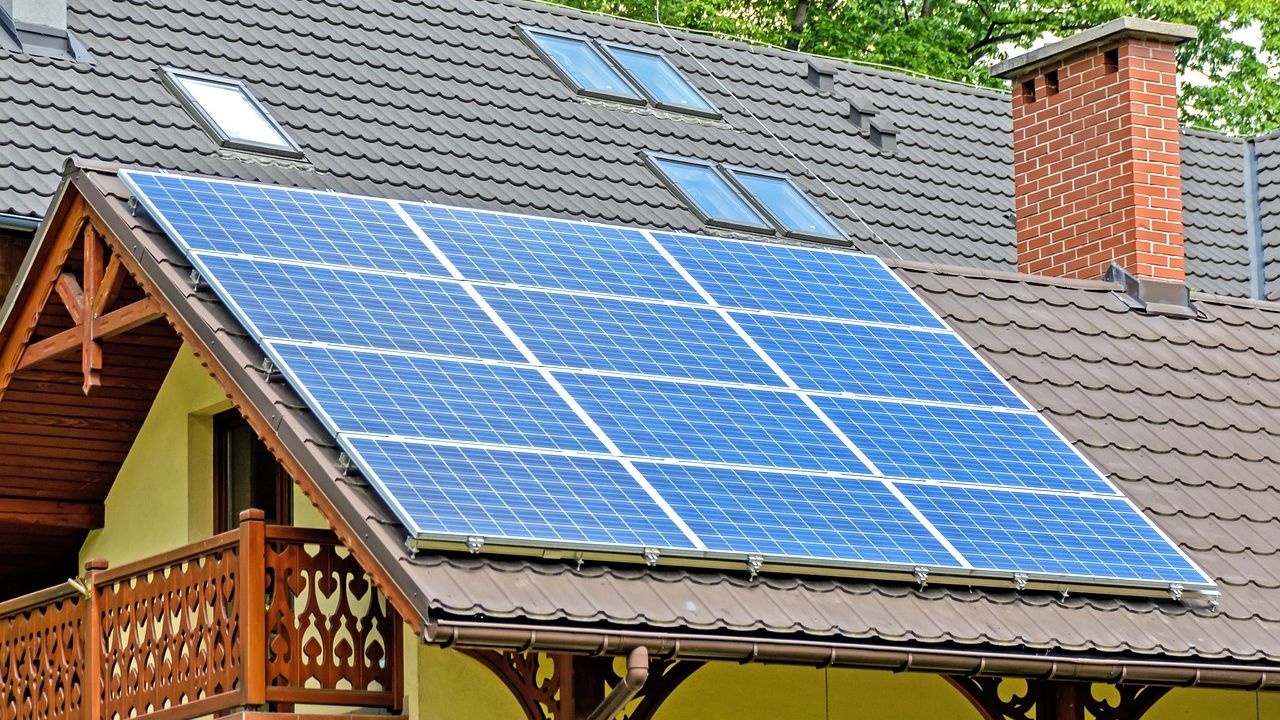 Photovoltaikmodule auf einem Hausdach