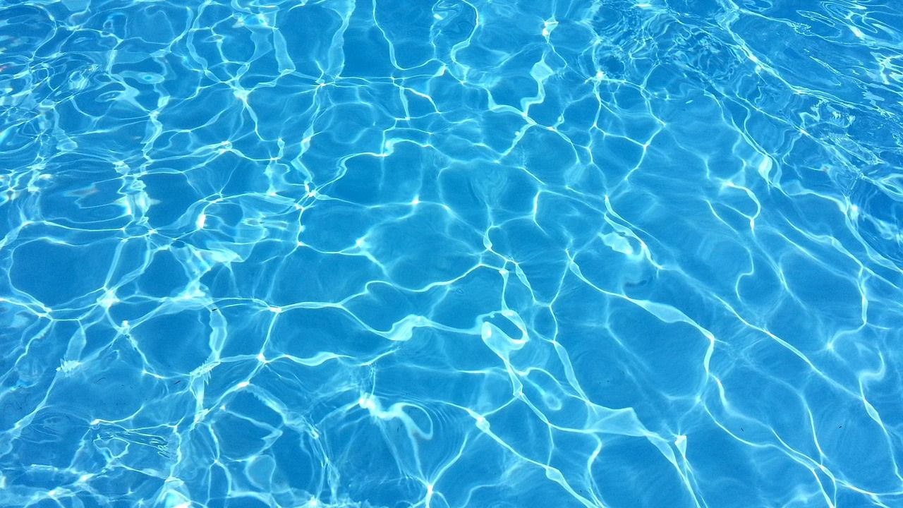 Klares, blaues Poolwasser