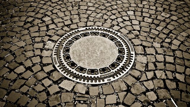 Runder Schachtdeckel im Pflaster